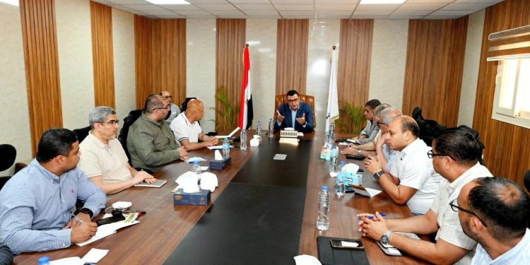 وزير الإسكان يستهل جولته اليوم بعقد اجتماع لمتابعة موقف تنفيذ المشروعات التنموية بالساحل الشمالي الغربي
