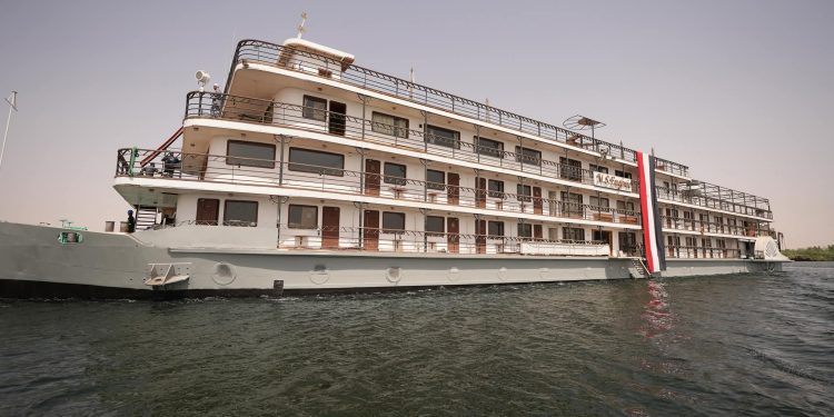 البورسعيدية للأعمال الهندسية والإنشاءات البحرية تنجح في صيانة الفندق العائم أوجيني بأسوان