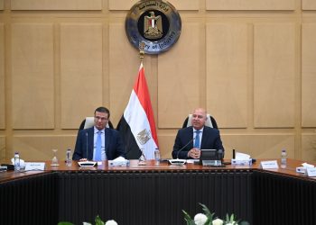 وزيرا الصناعة والنقل والزراعة يبحثان التوسع في تصنيع الزبيب وتوطين صناعة الكتان لتعزيز الصناعات الوطنية