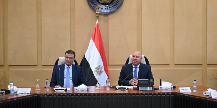 وزيرا الصناعة والنقل والزراعة يبحثان التوسع في تصنيع الزبيب وتوطين صناعة الكتان لتعزيز الصناعات الوطنية