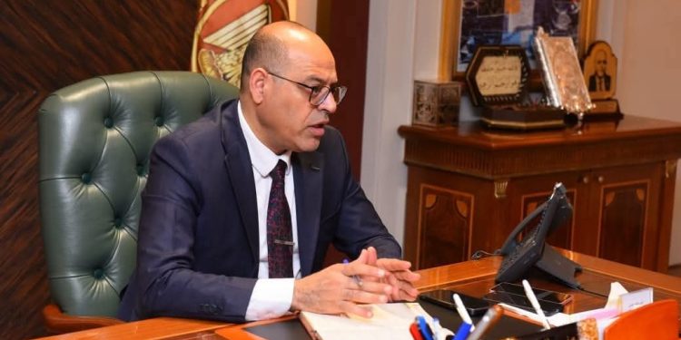 وزير العمل :الإيقاف والإحالة للنيابة لـ 2 من مفتشي العمل لاتهامهما بتلقى رشوة من شركة إلحاق عمالة
