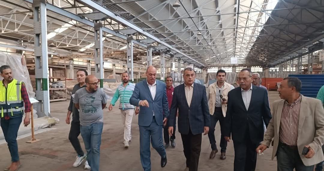 وزير الدولة للإنتاج الحربي يتابع سير العملية الإنتاجية بشركة شبرا للصناعات الهندسية (مصنع 27 الحربي)