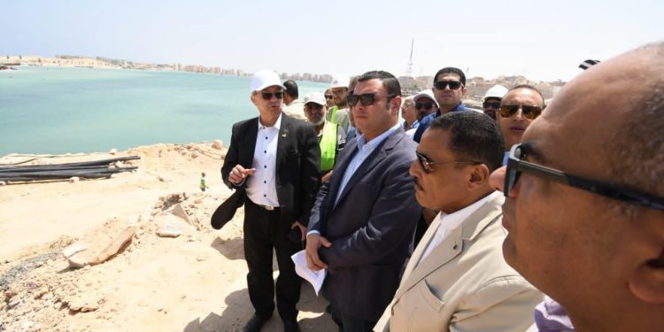 وزير الإسكان ومحافظ مطروح يتفقدان مشروع إحلال وتجديد كوبري روميل بالمحافظة