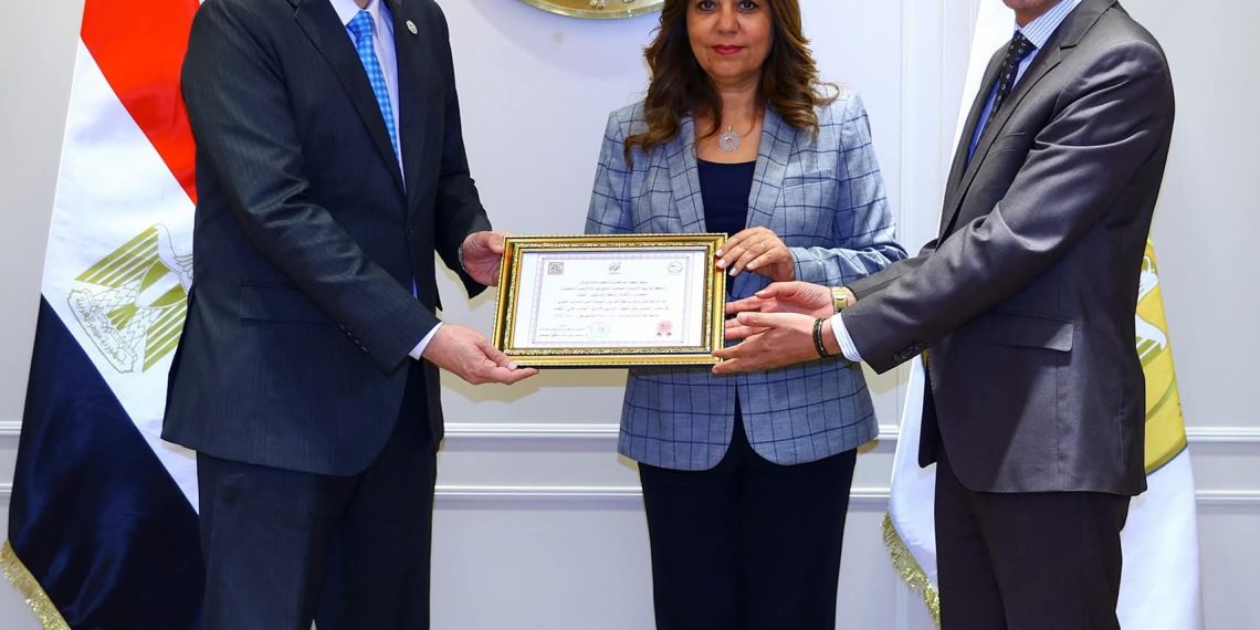 وزيرة التنمية المحلية تتسلم من رئيس الجهاز المركزي للتنظيم والإدارة شهادة اعتماد مركز سقارة للتدريب