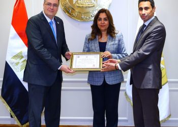 وزيرة التنمية المحلية تتسلم من رئيس الجهاز المركزي للتنظيم والإدارة شهادة اعتماد مركز سقارة للتدريب