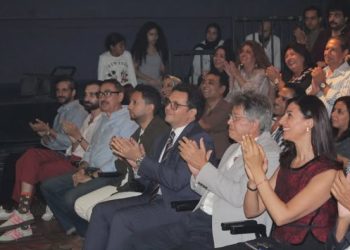 وزير الثقافة ورئيس مجلس إدارة المتحدة يشهدان العرض المسرحي “حواديت”
