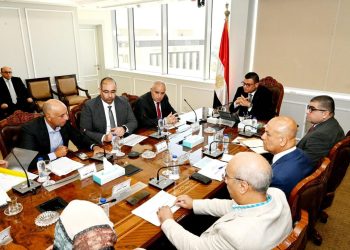 وزير الإسكان يعقد اجتماعاً مع ممثلي شركة أوراسكوم لمتابعة الموقف التنفيذي لعدد من المشروعات