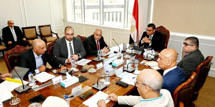 وزير الإسكان يعقد اجتماعاً مع ممثلي شركة أوراسكوم لمتابعة الموقف التنفيذي لعدد من المشروعات
