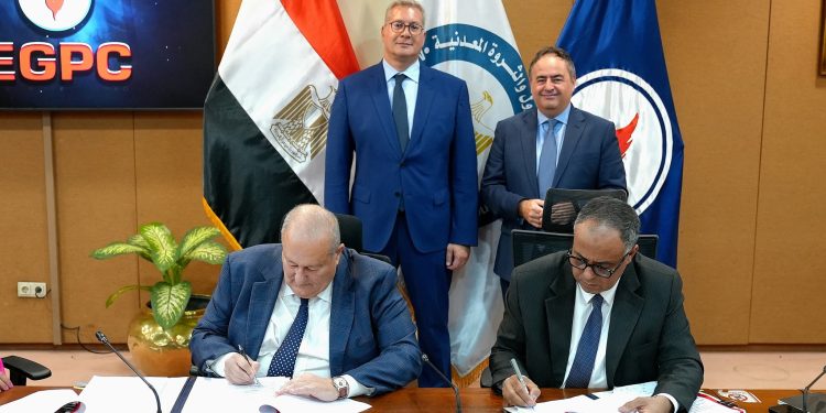 البترول توقع 3 اتفاقيات جديدة للتنقيب باستثمارات تزيد عن 121 مليون دولار