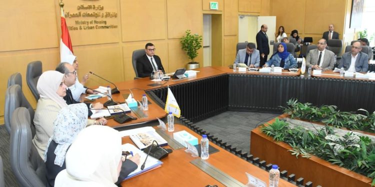 وزير الإسكان يعقد اجتماعًا موسعًا مع مسئولي مديريات الإسكان بمختلف المحافظات