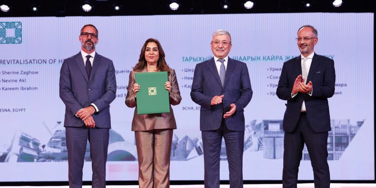 وزيرة التنمية المحلية ومحافظ الأقصر يتسلمان جائزة الآغا خان العالمية للعمارة 2025 عن مشروع إعادة إحياء إسنا التاريخية