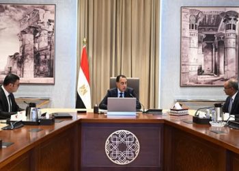رئيس الوزراء يُتابع الخطة التنفيذية للتوسع في إقامة محطات تحلية مياه البحر
