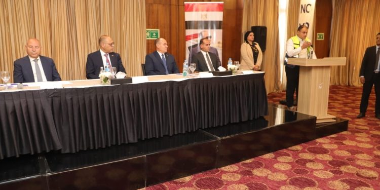 وزير العمل ومحافظ القاهرة يسلمان 100 عقد عمل جديد لذوي همم