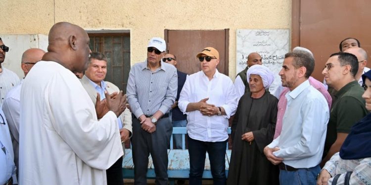 سويلم يواصل جولته بمحافظة أسوان ويتفقد منطقة وادي النقرة