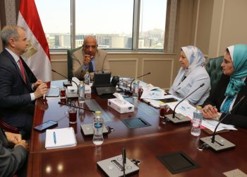 وزير الكهرباء والطاقة المتجددة يبحث مع مسئولي شركة الكازار الإماراتية تعزيز التعاون وزيادة الاستثمارات في مجالات الطاقة المتجددة