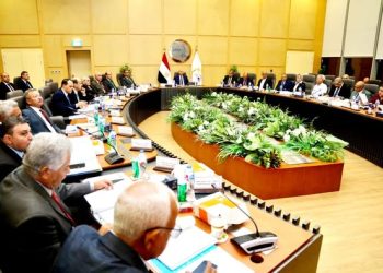 نائب رئيس مجلس الوزراء للتنمية الصناعية وزير الصناعة والنقل يترأس اجتماع الجمعية العامة للشركة القابضة لمشروعات الطرق والكباري والنقل البري