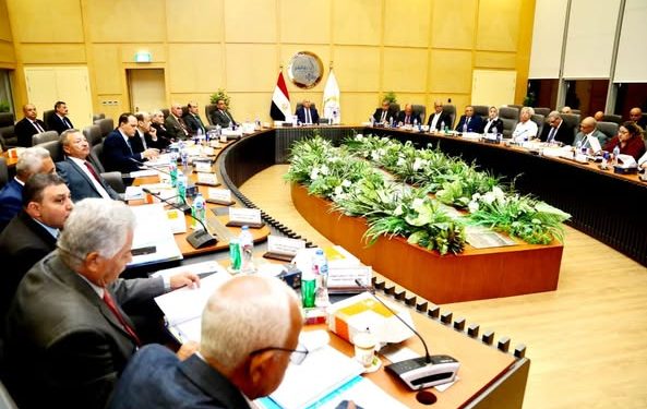نائب رئيس مجلس الوزراء للتنمية الصناعية وزير الصناعة والنقل يترأس اجتماع الجمعية العامة للشركة القابضة لمشروعات الطرق والكباري والنقل البري