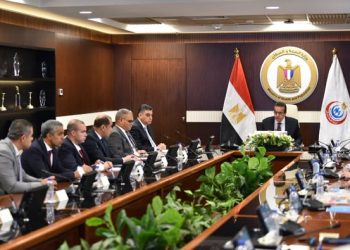 نائب رئيس مجلس الوزراء ووزير الصحة يترأس اجتماعًا لمراجعة مخزون الأدوية والمستلزمات الطبية بمخازن الوزارة