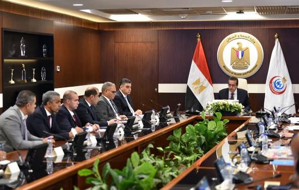 نائب رئيس مجلس الوزراء ووزير الصحة يترأس اجتماعًا لمراجعة مخزون الأدوية والمستلزمات الطبية بمخازن الوزارة