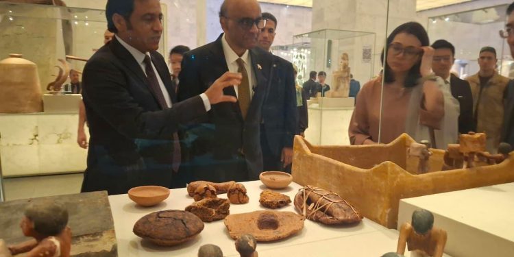 رئيس جمهورية سنغافورة يزور المتحف القومي للحضارة المصرية