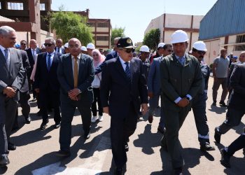 الفريق أسامة ربيع يتفقد شركة ترسانة السويس البحرية