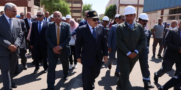 الفريق أسامة ربيع يتفقد شركة ترسانة السويس البحرية