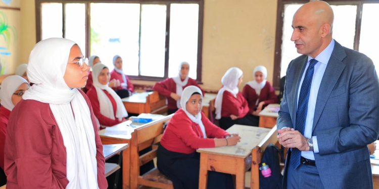 وزير التربية والتعليم يجري جولة مفاجئة بعدد من مدارس الغربية لمتابعة انتظام الدراسة وتسليم الكتب