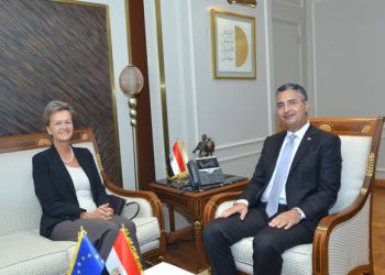 وزير التموين يبحث مع سفيرة الاتحاد الأوروبي بالقاهرة تعزيز التعاون في الأمن الغذائي والتجارة الداخلية