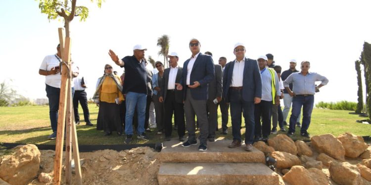 وزير الإسكان يعقد اجتماعا مع الشركات المنفذة بحدائق تلال الفسطاط..ويتفقد مواقع العمل