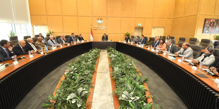 وزير الإسكان يلتقي عددا من كبار المطورين العقاريين لاستعراض الاستراتيجية الوطنية للعمران الأخضر