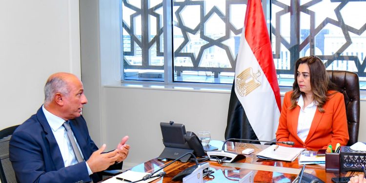 منال عوض تشيد بالدور المشترك بين وزارتي البيئة والخارجية