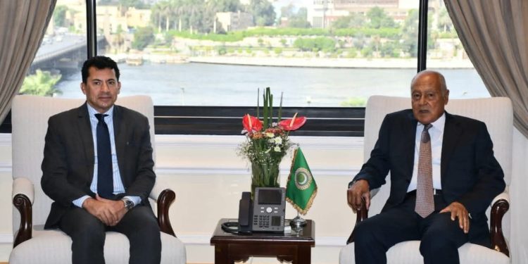 وزير الشباب والرياضة المصري يلتقي الأمين العام لجامعة الدول العربية دعماً للعمل العربي المشترك
