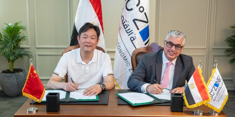 اقتصادية قناة السويس توقع عقد مشروع (هايان شيمي) الصينية لصناعة مواد التعبئة والتغليف