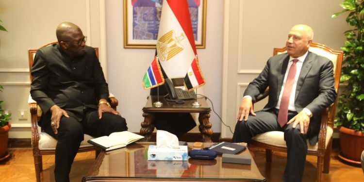 وزير الصناعة والنقل يبحث مع وزير الدفاع الجديد بدولة جامبيا فرص التعاون
