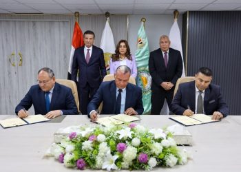 وزيرا التنمية المحلية والزراعة ومحافظ الوادي الجديد يشهدون توقيع بروتوكول لإنشاء أول مركز متكامل لانتاج الحرير الطبيعي