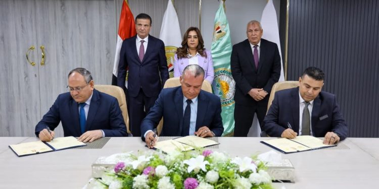 وزيرا التنمية المحلية والزراعة ومحافظ الوادي الجديد يشهدون توقيع بروتوكول لإنشاء أول مركز متكامل لانتاج الحرير الطبيعي