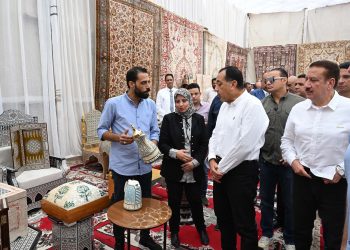 رئيس الوزراء يتفقد معرض صناعات الحرف اليدوية والتراثية بقرية شمّا بأشمون