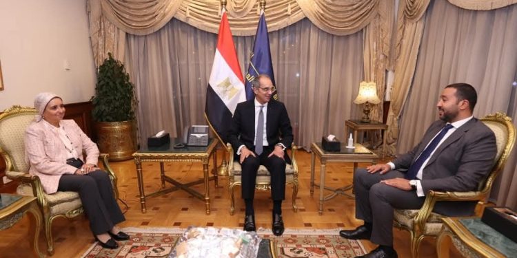 وزير الاتصالات يستقبل رئيس مجلس إدارة الشركة المصرية للاتصالات