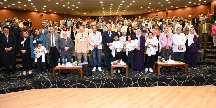 معرض فني وتكريم الأطفال العلماء على هامش المؤتمر الدولي السنوي للجمعية المصرية لأبحاث السرطان