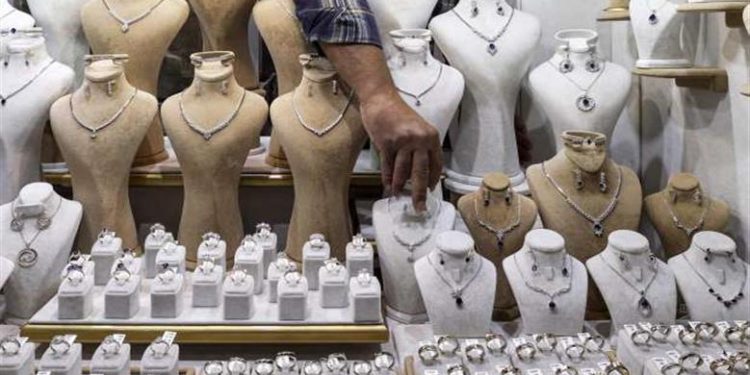 الفضة ترتفع بأكثر من 2% مسجلة أعلى مستوى لها على الإطلاق