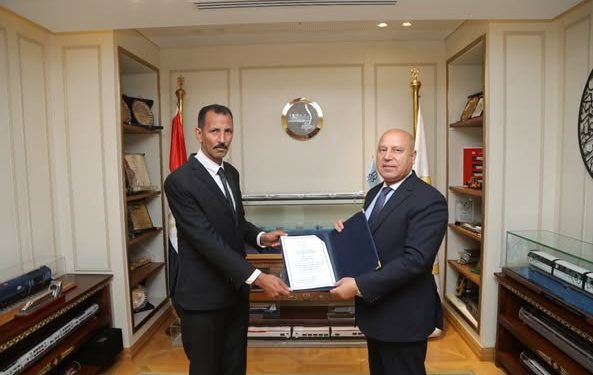 الوزير: نموذج مشرف في الأمانة والانضباط والالتزام في العمل وقدوة لكل العاملين في كافة وسائل المواصلات ومواقع العمل بمختلف الهيئات والشركات