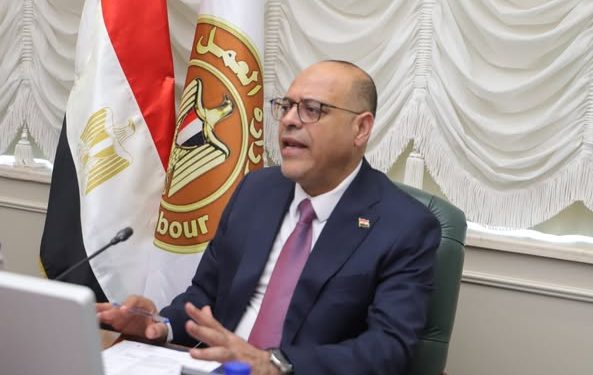 وزير العمل يُصدر قرارًا وزاريًا يُوضح ضوابط وآليات تحرير “عقود العمل” طبقًا “للقانون الجديد”