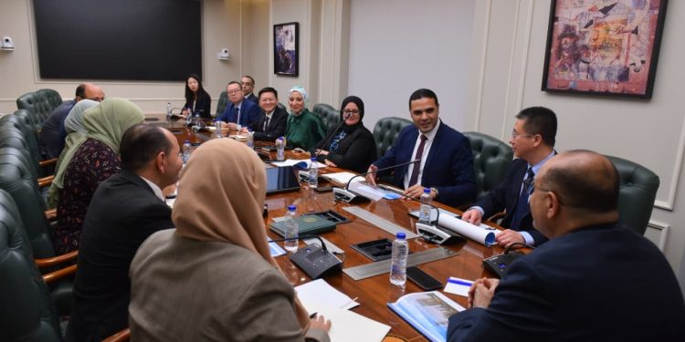 وزير العمل يلتقي وفدًا من شركة هواوي مصر لبحث الملفات المشتركة