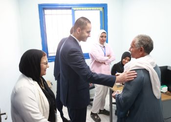 نائب وزير الصحة يتفقد مركز صحة أسرة غرب الجامعات ويوجه بصرف مكافأة للعاملين تقديرًا لأدائهم المتميز