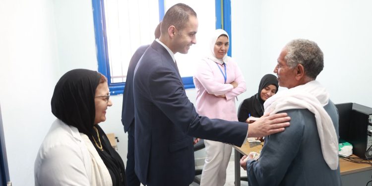 نائب وزير الصحة يتفقد مركز صحة أسرة غرب الجامعات ويوجه بصرف مكافأة للعاملين تقديرًا لأدائهم المتميز