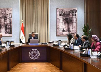 60 مليون راكب سنويًّا.. تفاصيل لقاء مدبولي وزيرَ الطيران بشأن مبنى 4 بمطار القاهرة