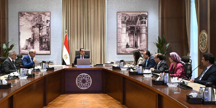 60 مليون راكب سنويًّا.. تفاصيل لقاء مدبولي وزيرَ الطيران بشأن مبنى 4 بمطار القاهرة