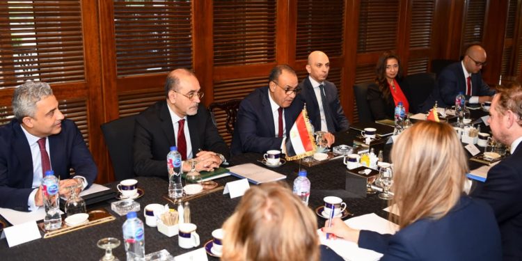 وزير الخارجية يُجري مشاورات سياسية مع نظيره الهولندي