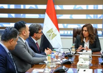 وزيرة التنمية المحلية تبحث مع نقيب الأطباء البيطريين عدداً من الملفات المشتركة بالمحافظات