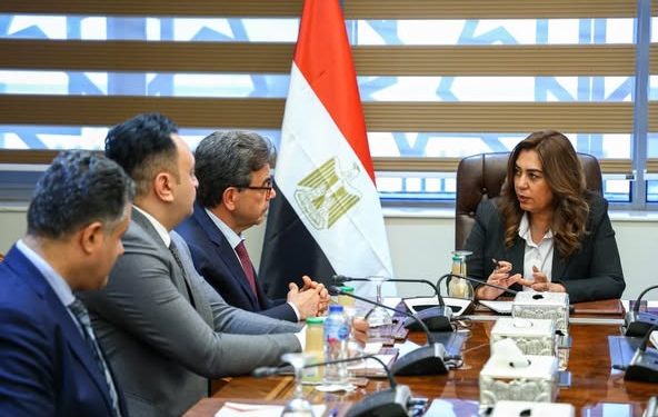 وزيرة التنمية المحلية تبحث مع نقيب الأطباء البيطريين عدداً من الملفات المشتركة بالمحافظات